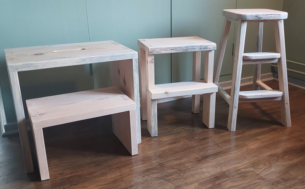 Stegpallar av kärnfuru från Småland, olika typer.